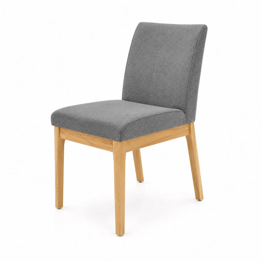 Silla de comedor de madera con tapizado en gris